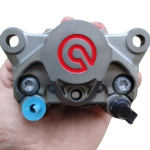 Kaliper_Brembo_2_Piston_1_Pin_Ninja_250_Ninja_150Rr_Karbu_Z250_Mt25_2P-removebg-preview